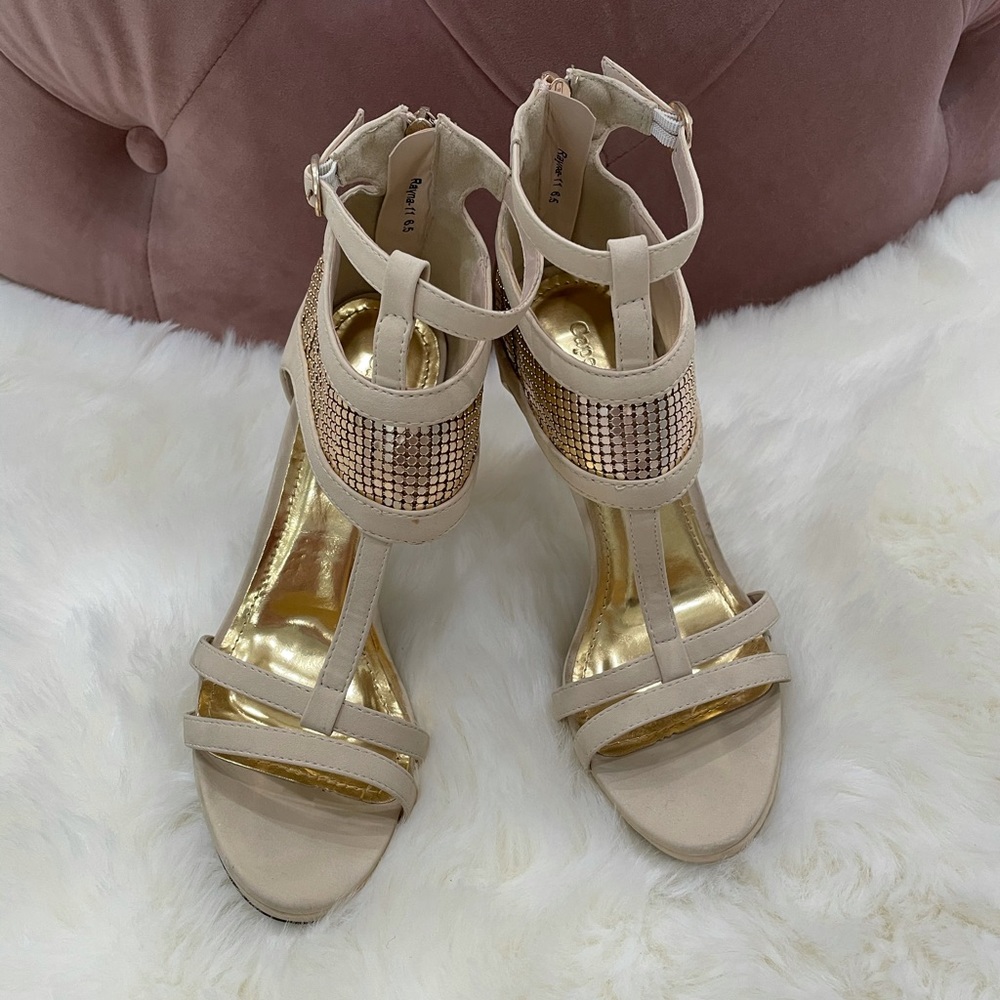 Cape Robbin Golden Pump